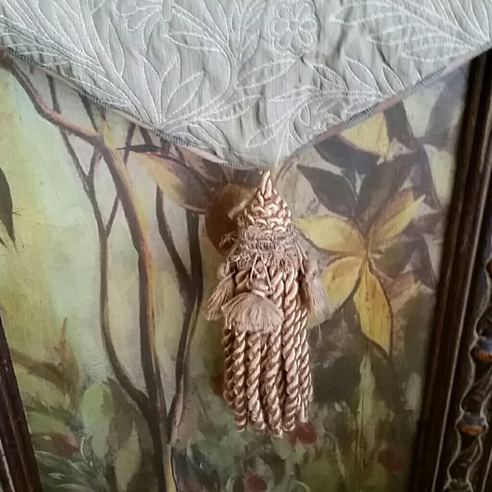 Table Runner - Picture 2 of 5